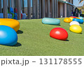 カラフルな遊具が並ぶ子供の遊び場 131178555