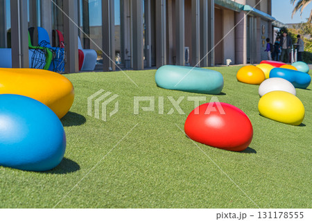 カラフルな遊具が並ぶ子供の遊び場 131178555