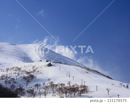 ウィンターシーズンのニセコ東急 グラン・ヒラフのエースヒルからニセコアンヌプリを臨む ウィンターシーズンのニセコ東急 グラン・ヒラフのエースヒルからニセコアンヌプリを臨む 131178575