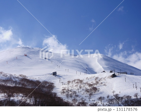 ウィンターシーズンのニセコ東急 グラン・ヒラフのエースヒルからニセコアンヌプリを臨む 131178576