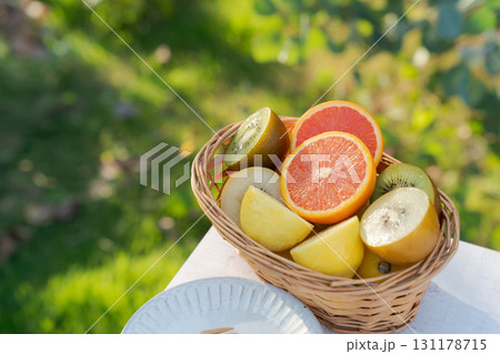 新鮮な夏の果物の盛り合わせ 新鮮な夏の果物の盛り合わせ 131178715
