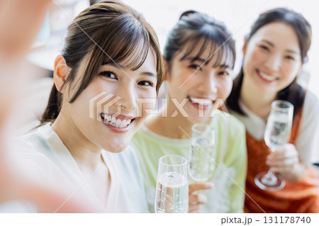 乾杯を自撮りする若い女性 131178740