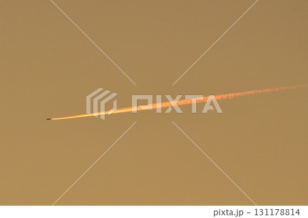 夕景の飛行機雲 131178814