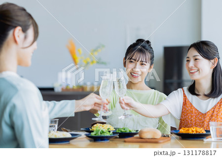女子会で乾杯する若い女性 131178817