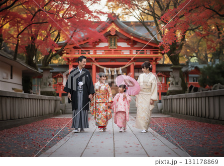七五三のお参りを楽しむ写真 131178869