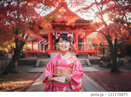七五三のお参りを楽しむ写真 131178875