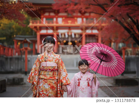 七五三のお参りを楽しむ写真 131178878