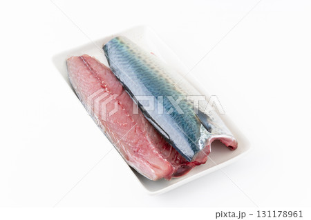 白背景にお皿に載せたゴマサバの切り身 131178961