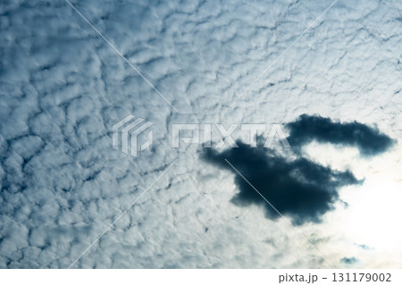 秋の空 巻積雲の下に高積雲　高彩度コントラスト 131179002
