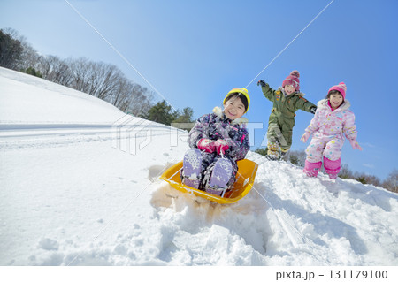 冬の公園で雪遊びをする子供たち 131179100