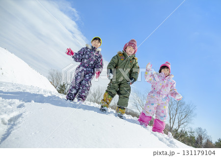 冬の公園で雪遊びをする子供たち 131179104