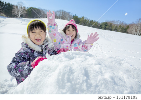 冬の公園で雪遊びをする子供たち 131179105