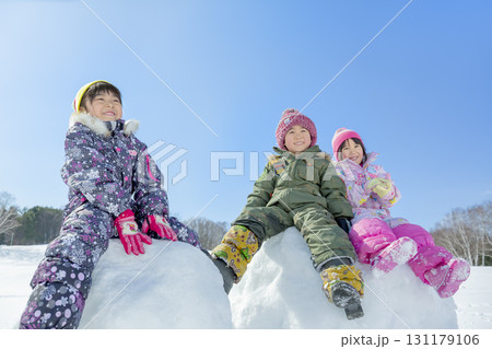 冬の公園で雪遊びをする子供たち 131179106