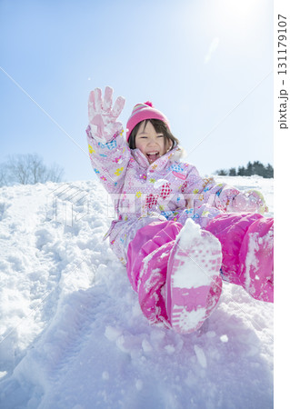 冬の公園で雪遊びをする女の子 冬の公園で雪遊びをする女の子 131179107