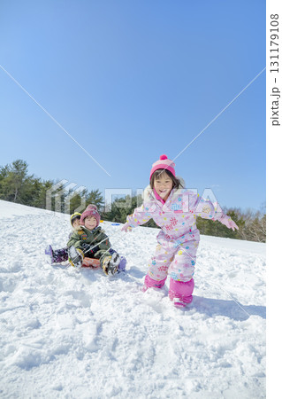 冬の公園で雪遊びをする子供たち 131179108