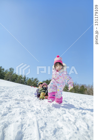 冬の公園で雪遊びをする子供たち 131179109