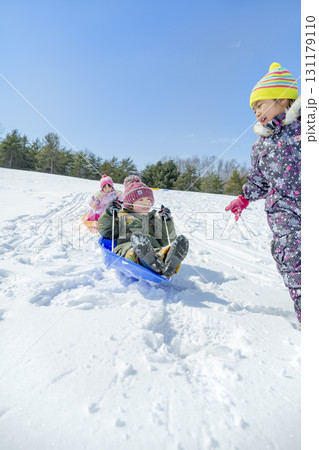 冬の公園で雪遊びをする子供たち 131179110