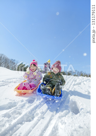冬の公園で雪遊びをする子供たち 冬の公園で雪遊びをする子供たち 131179111