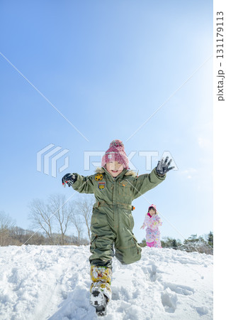 冬の公園で雪遊びをする子供たち 冬の公園で雪遊びをする子供たち 131179113