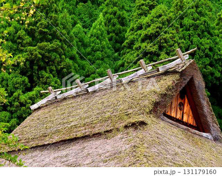 京都・美山町のかやぶきの里の茅葺き屋根の民家 131179160