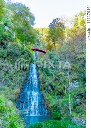 岐阜県八百津町　剣豪宮本武蔵が修行したと言われる伝説がある秋の五宝滝 131179164