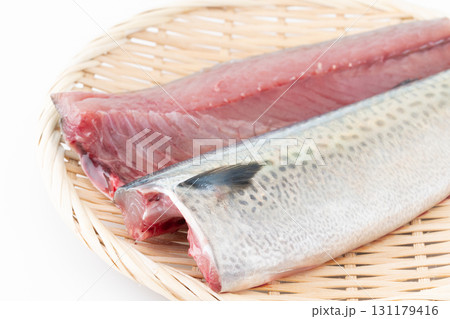 竹ざるに載せたゴマサバの切り身のクローズアップ 131179416