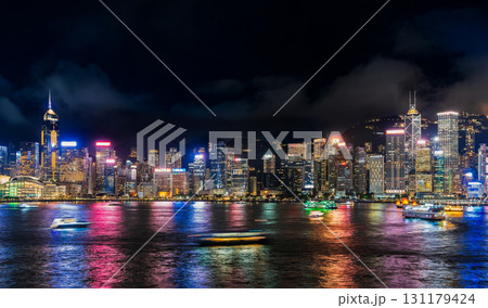 香港　夜のビクトリア・ハーバー　香港島サイド 131179424