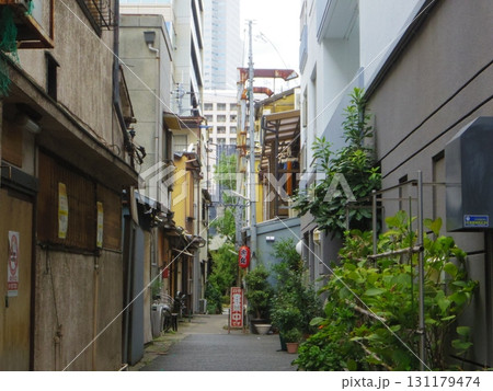 路地裏の細い道 131179474