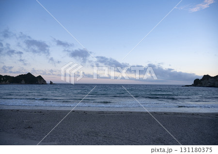 夕方の鵜原海水浴場 131180375