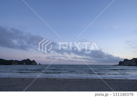 夕方の鵜原海水浴場 131180376