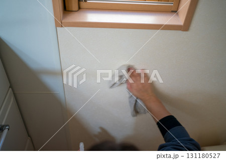 キッチンの壁を拭く主婦 131180527