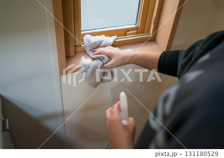 キッチンの壁を拭く主婦 131180529