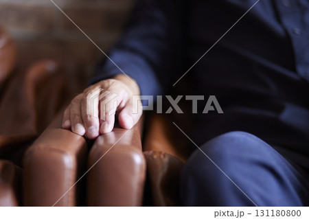 ソファの肘掛けに手を置くシニア男性の手元 ソファの肘掛けに手を置くシニア男性の手元 131180800