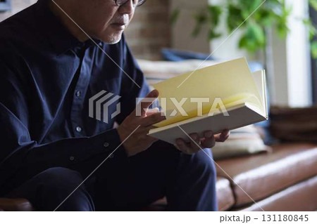 リビングで読書をする日本人シニア男性 131180845