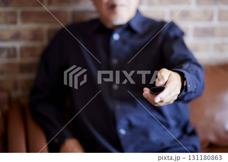 テレビのリモコンを持つ日本人シニア男性の手元 テレビのリモコンを持つ日本人シニア男性の手元 131180863