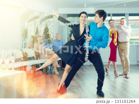 Young couple dancing 131181264