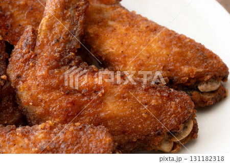 お皿に載せた美味しそうな手羽先の唐揚げのクローズアップ お皿に載せた美味しそうな手羽先の唐揚げのクローズアップ 131182318