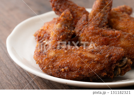 お皿に載せた美味しそうな手羽先の唐揚げのクローズアップ お皿に載せた美味しそうな手羽先の唐揚げのクローズアップ 131182321