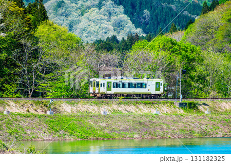 北上線　新緑の第一和賀川橋梁を渡るキハ100 131182325