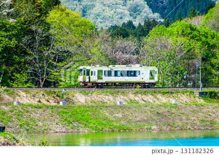 北上線 新緑の第一和賀川橋梁を渡るキハ100 北上線 新緑の第一和賀川橋梁を渡るキハ100 131182326