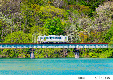北上線　新緑の第一和賀川橋梁を渡るキハ100 131182330