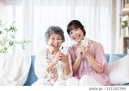 スマホを持つシニア女性と若い女性 スマホを持つシニア女性と若い女性 131182384