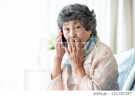 不審な電話に出るシニア女性 131182387