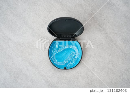 歯科矯正用のマスピースが入ったケース 131182408