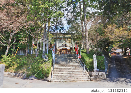山口県山陽小野田市にある別府八幡宮鳥居と拝殿 山口県山陽小野田市にある別府八幡宮鳥居と拝殿 131182512