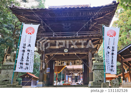 山口県山陽小野田市にある吉部田八幡宮楼門 131182526