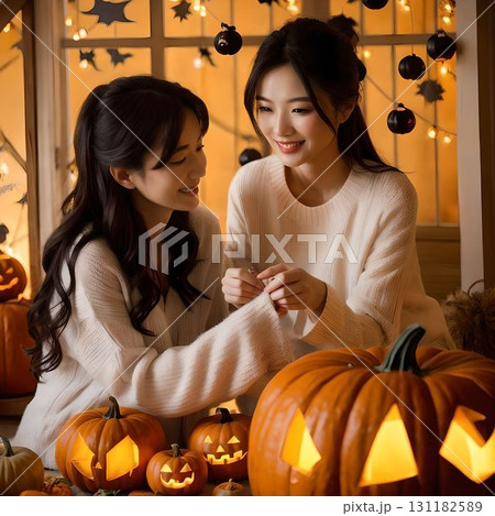 ハロウィン装飾に囲まれた室内で笑顔を交わす男女、かぼちゃが灯る秋の祝祭風景 131182589