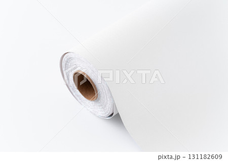 白い壁紙シートのロールのクローズアップ 131182609