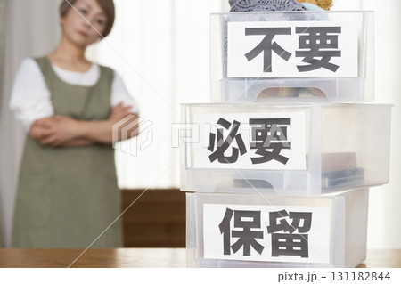 リビングで断捨離をするシニア女性 リビングで断捨離をするシニア女性 131182844
