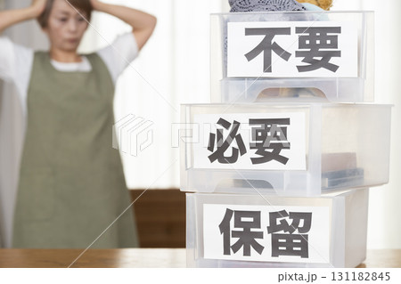 リビングで断捨離をするシニア女性 リビングで断捨離をするシニア女性 131182845